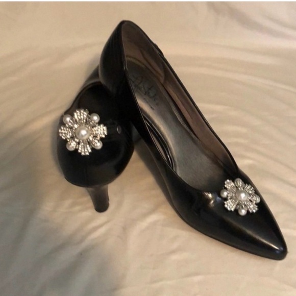 White House Black Market Silver Pearl Floral Shoe Clips Set - Picture 9 of 9
